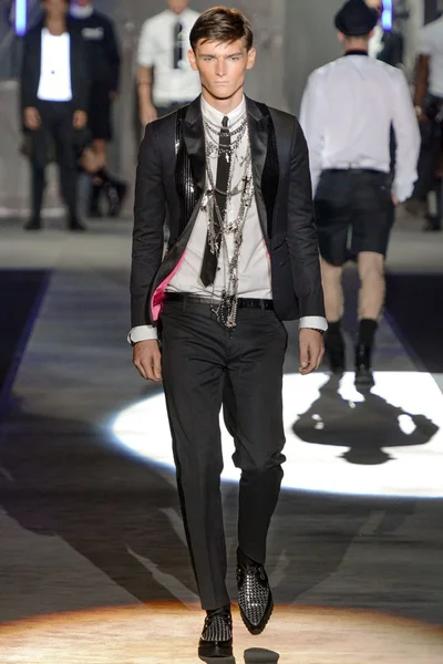 Look 16